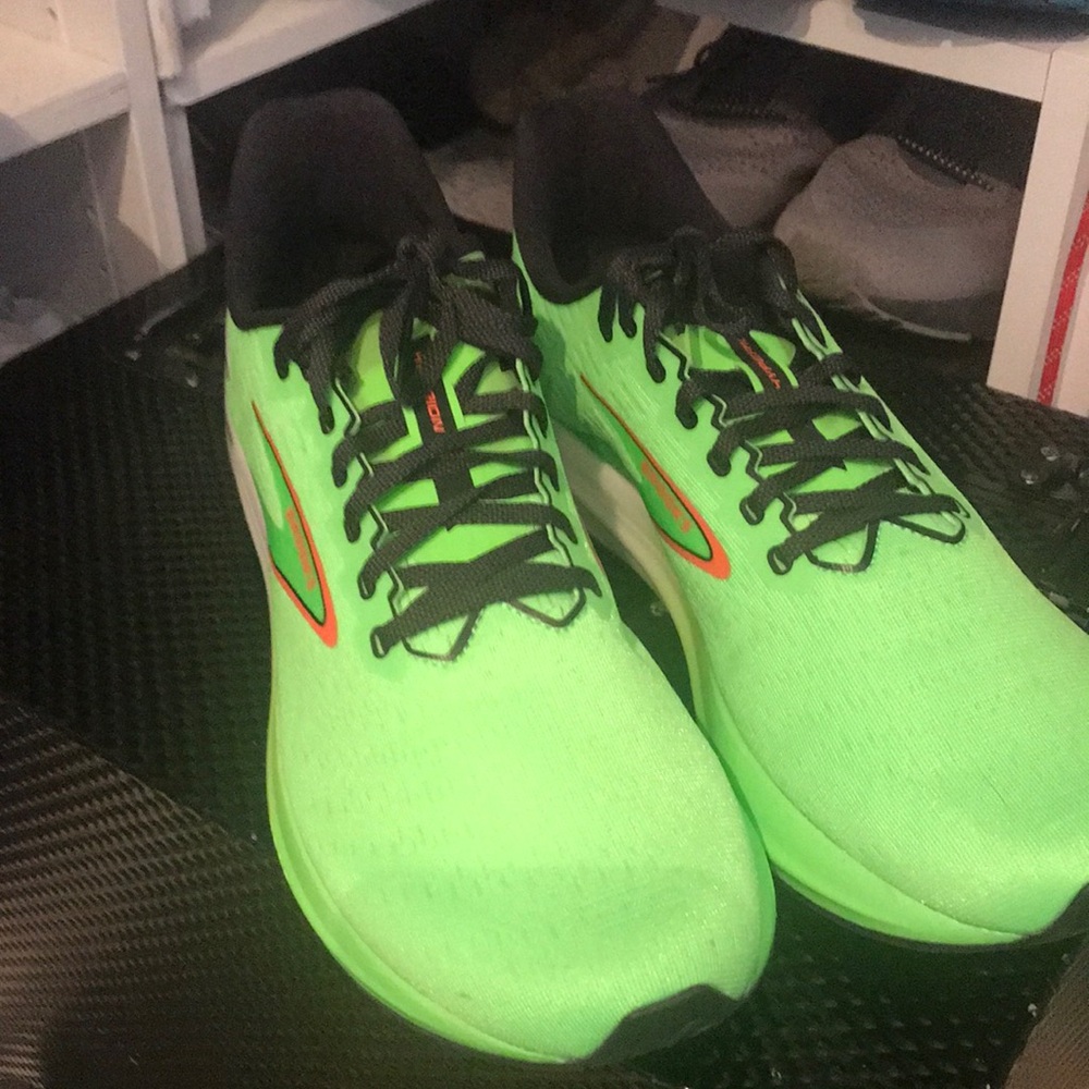 BROOKS , Hyperion .  Size 13